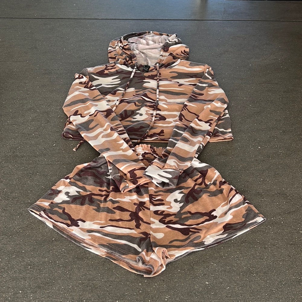 WOMENS FOREVER 21 CAMO HOODIE + SHORTS SET